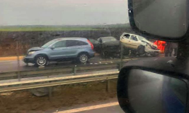 Tömegbalesetet okozott egy román kamion Magyarországon, egy ember meghalt